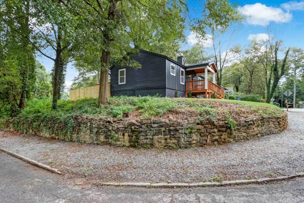 2 bedroom, 2 bathroom, 1,100 sq ft single family residence under contract at 1250 Byewood Lane, Atlanta, GA 30310 — photo 9