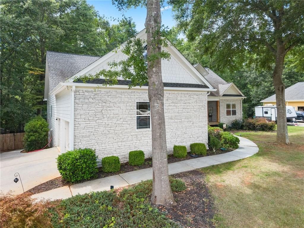 4 bedroom, 4 bathroom, 4,788 sq ft single family residence for sale at 860 Lakeview Drive, Commerce, GA 30529 — photo 6