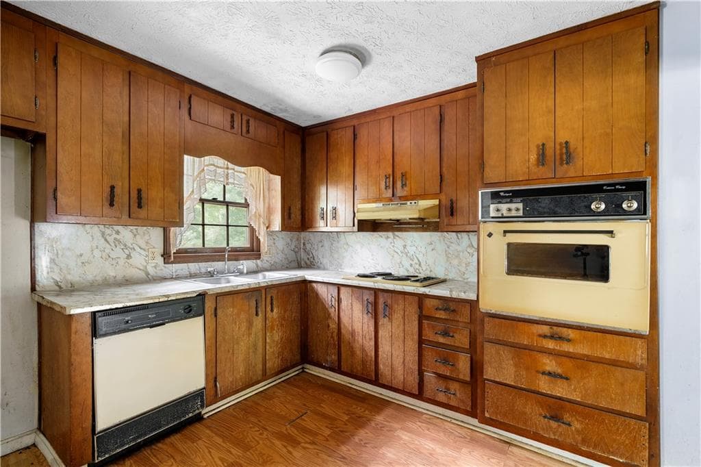 4 bedroom, 2 bathroom, 1,696 sq ft single family residence under contract at 1056 Baker Lane, Marietta, GA 30062 — photo 8