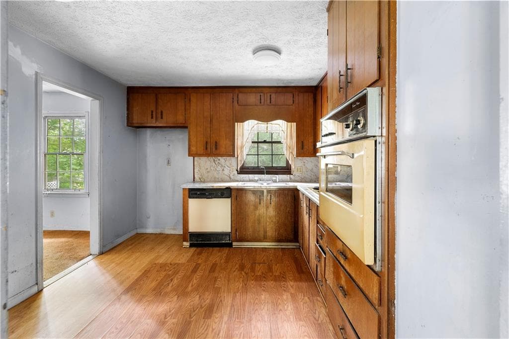 4 bedroom, 2 bathroom, 1,696 sq ft single family residence under contract at 1056 Baker Lane, Marietta, GA 30062 — photo 9