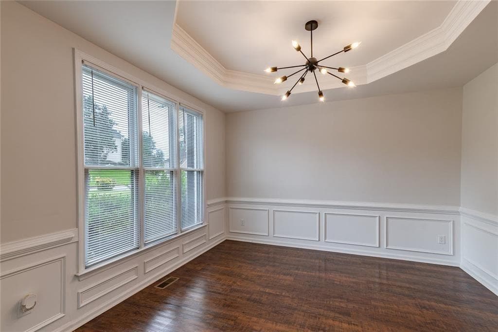 7 bedroom, 4 bathroom, 4,387 sq ft single family residence under contract at 227 Scenic View Lane, Stone Mountain, GA 30087 — photo 3