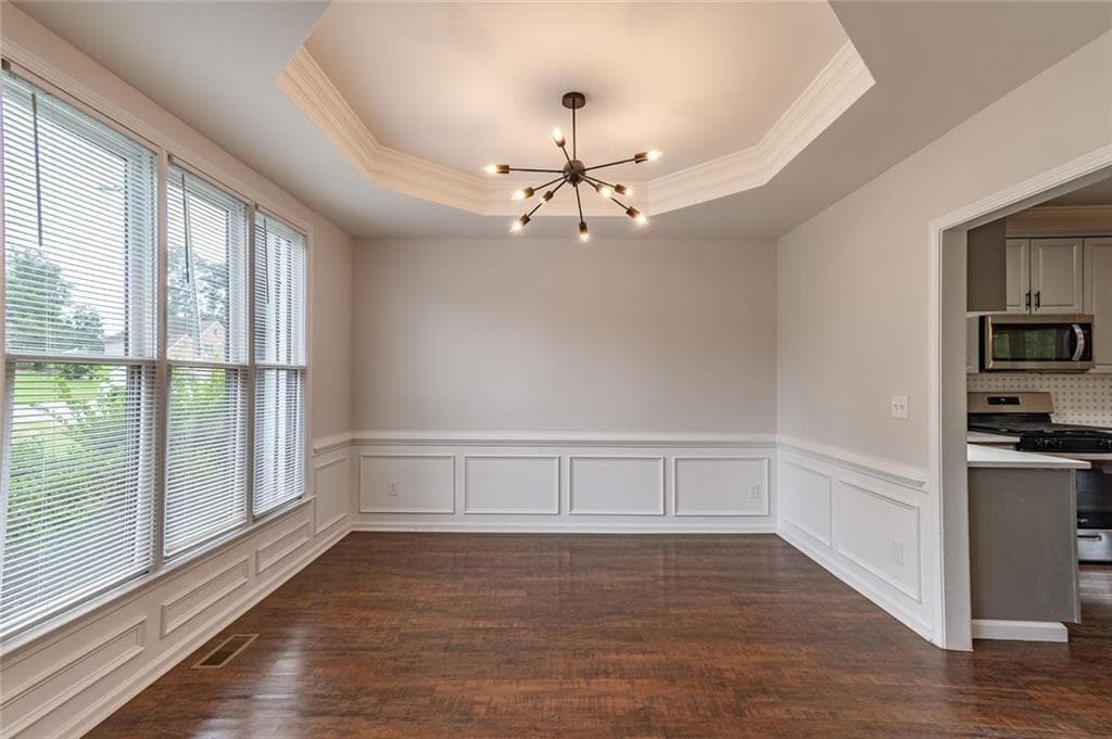 7 bedroom, 4 bathroom, 4,387 sq ft single family residence under contract at 227 Scenic View Lane, Stone Mountain, GA 30087 — photo 4