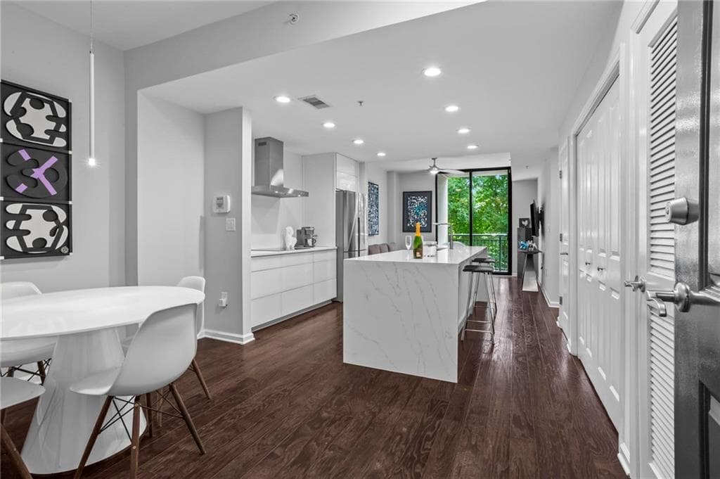 1 bedroom, 1 bathroom, 800 sq ft condominium for sale at 3040 Peachtree Road 209, Atlanta, GA 30305 — photo 2