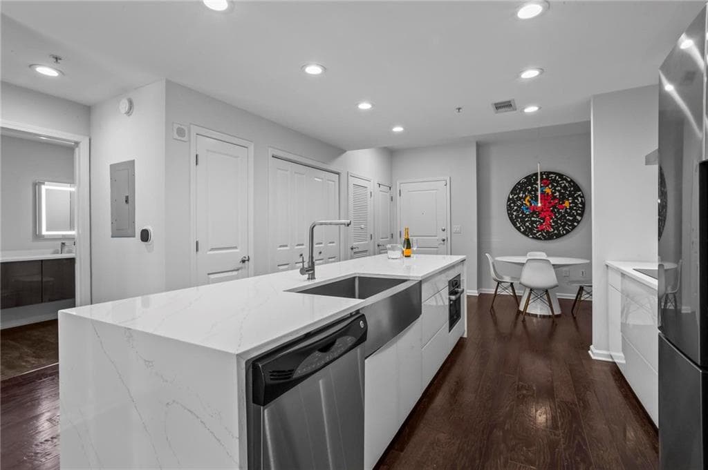 1 bedroom, 1 bathroom, 800 sq ft condominium for sale at 3040 Peachtree Road 209, Atlanta, GA 30305 — photo 6