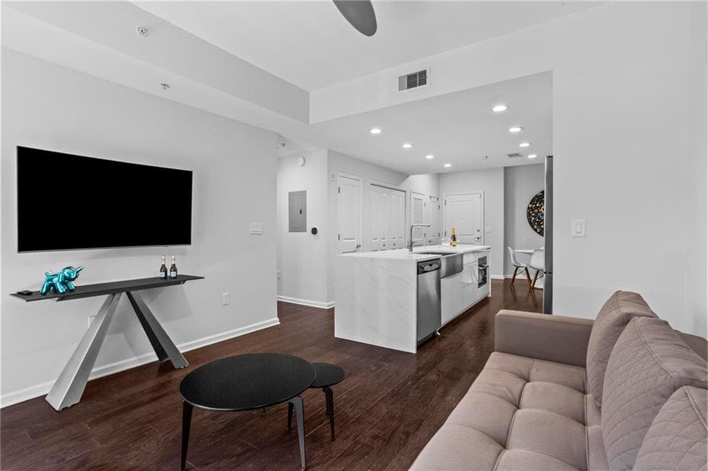 1 bedroom, 1 bathroom, 800 sq ft condominium for sale at 3040 Peachtree Road 209, Atlanta, GA 30305 — photo 10