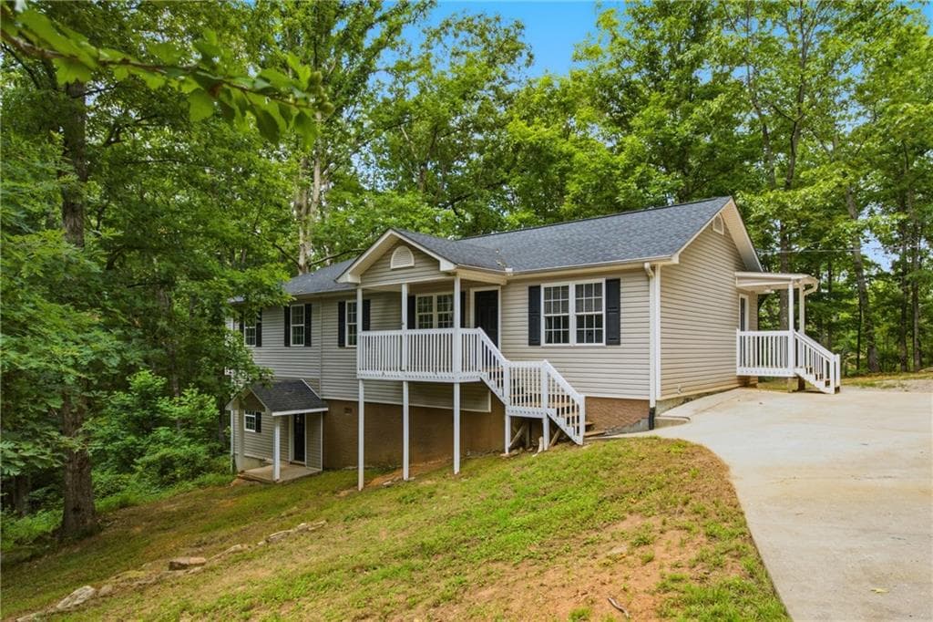 5 bedroom, 2 bathroom, 1,701 sq ft single family residence under contract at 433 Elliots Lane, Dahlonega, GA 30533 — photo 2