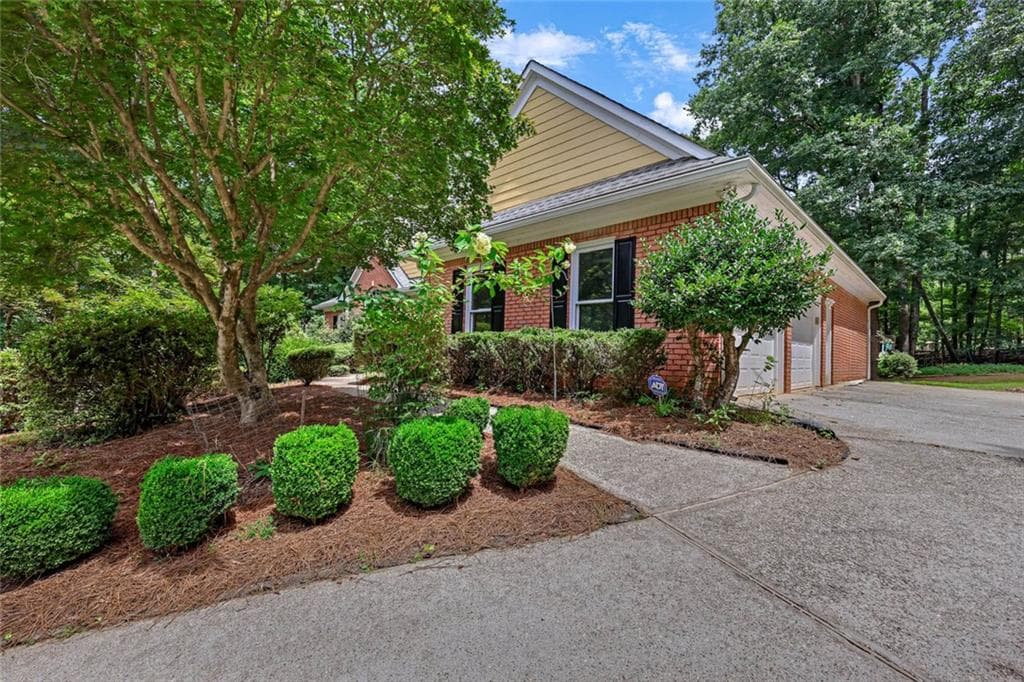 3 bedroom, 3 bathroom, 2,373 sq ft single family residence for sale at 175 Pinevale Court, Fayetteville, GA 30215 — photo 3