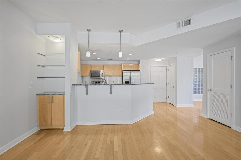 2 bedroom, 2 bathroom, 1,166 sq ft condominium for sale at 390 17th Street 2001, Atlanta, GA 30363 — photo 7