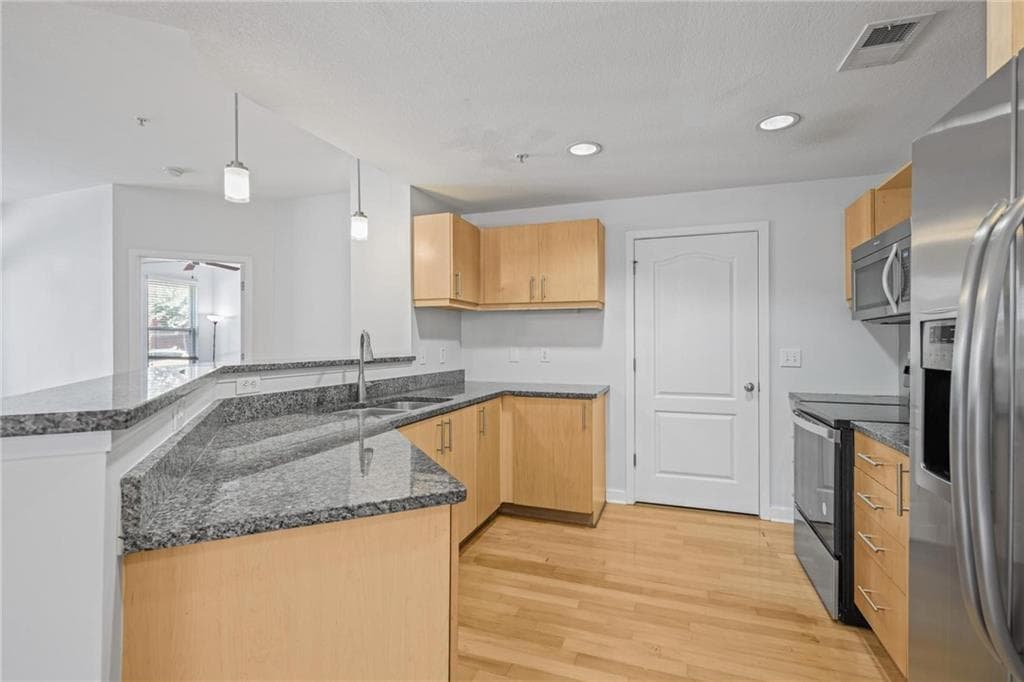 2 bedroom, 2 bathroom, 1,166 sq ft condominium for sale at 390 17th Street 2001, Atlanta, GA 30363 — photo 8