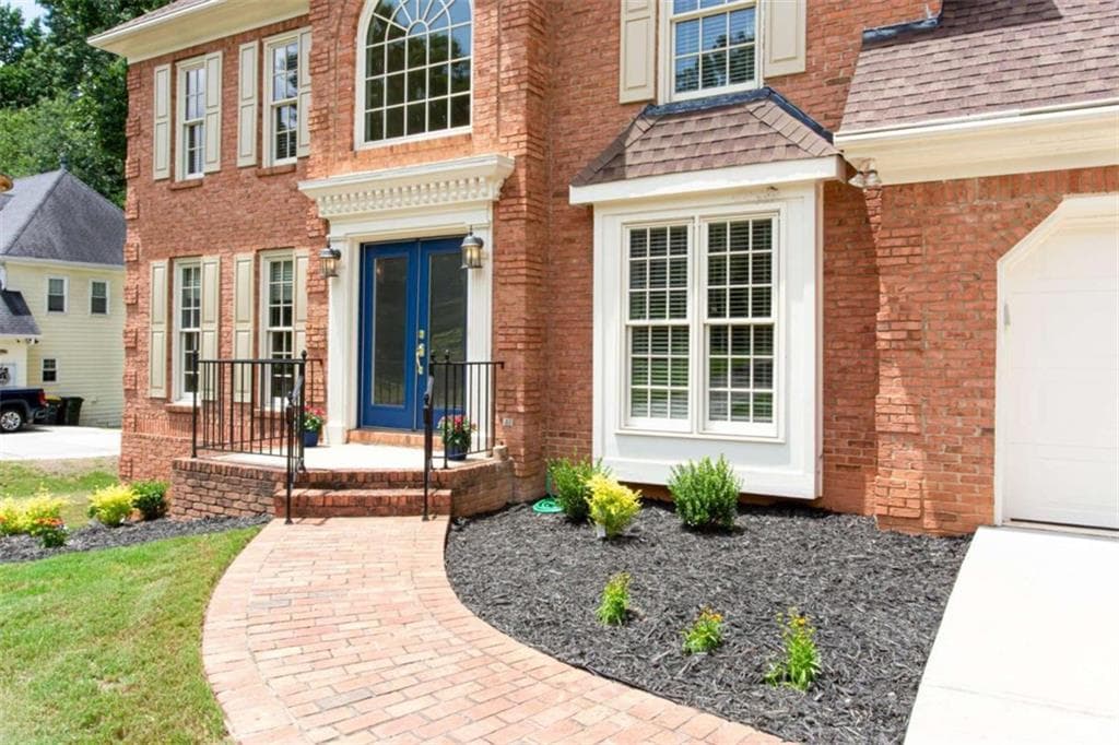 5 bedroom, 3 bathroom, 2,662 sq ft single family residence for sale at 1405 Holly Lake Circle, Snellville, GA 30078 — photo 2