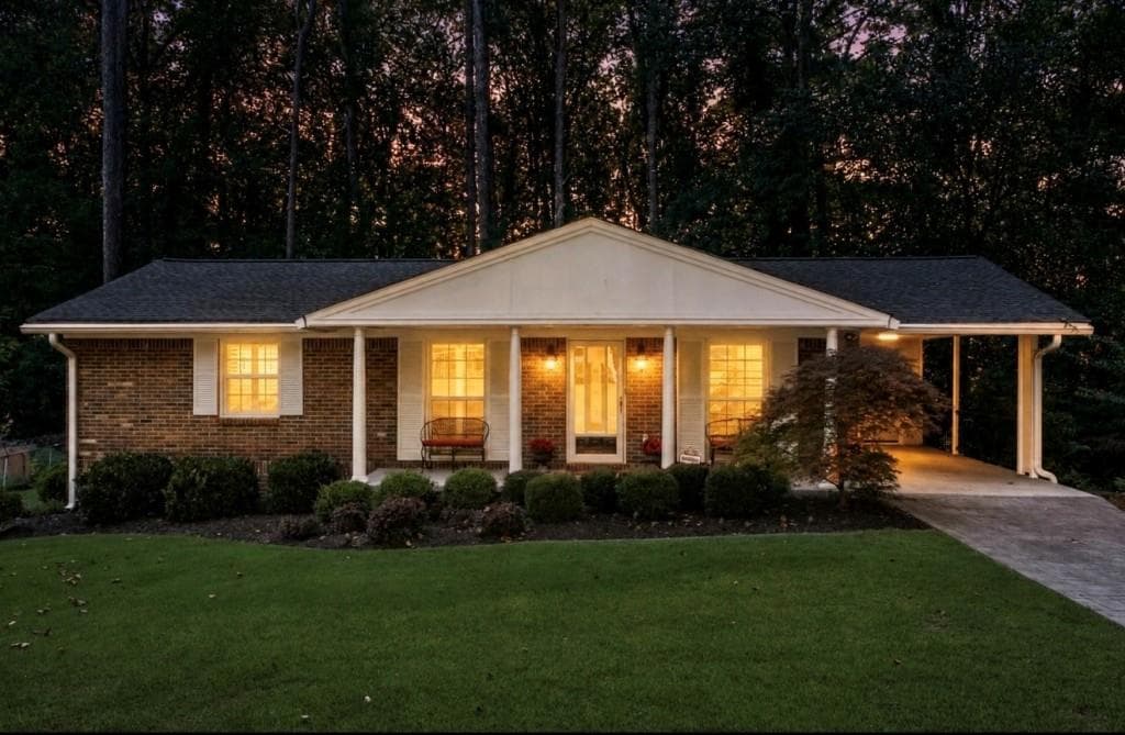 3 bedroom, 2 bathroom, 1,075 sq ft single family residence for sale at 1626 Wildwood Road, Marietta, GA 30062 — photo 2