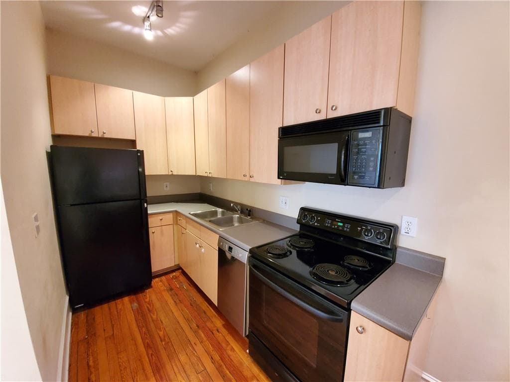 1 bedroom, 1 bathroom, 624 sq ft condominium for rent at 1144 Blue Ridge Avenue 7, Atlanta, GA 30306 for $1,595 a month — photo 3