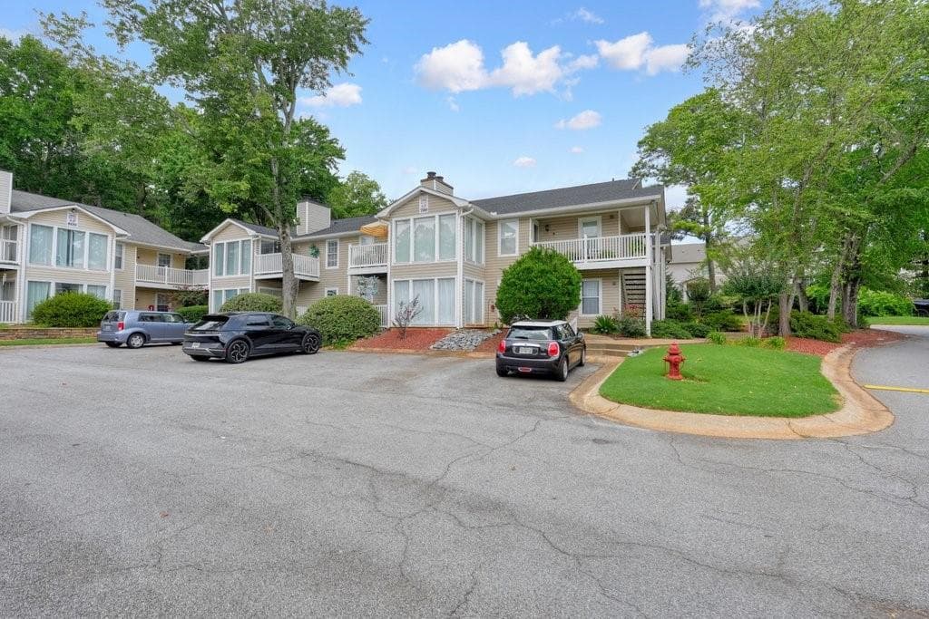 2 bedroom, 2 bathroom, 1,244 sq ft condominium for sale at 702 Augusta Drive, Marietta, GA 30067 — photo 2