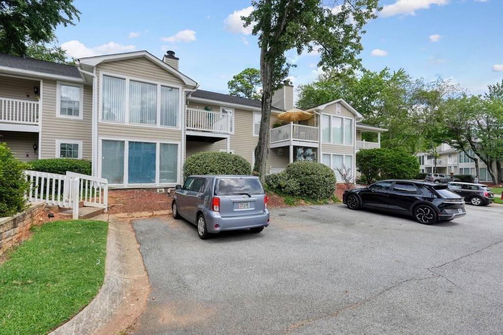 2 bedroom, 2 bathroom, 1,244 sq ft condominium for sale at 702 Augusta Drive, Marietta, GA 30067 — photo 3