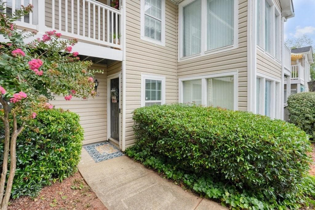 2 bedroom, 2 bathroom, 1,244 sq ft condominium for sale at 702 Augusta Drive, Marietta, GA 30067 — photo 1 of 41