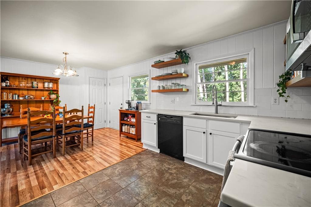 4 bedroom, 2 bathroom, 1,808 sq ft single family residence under contract at 452 Kenridge Circle, Stone Mountain, GA 30083 — photo 2
