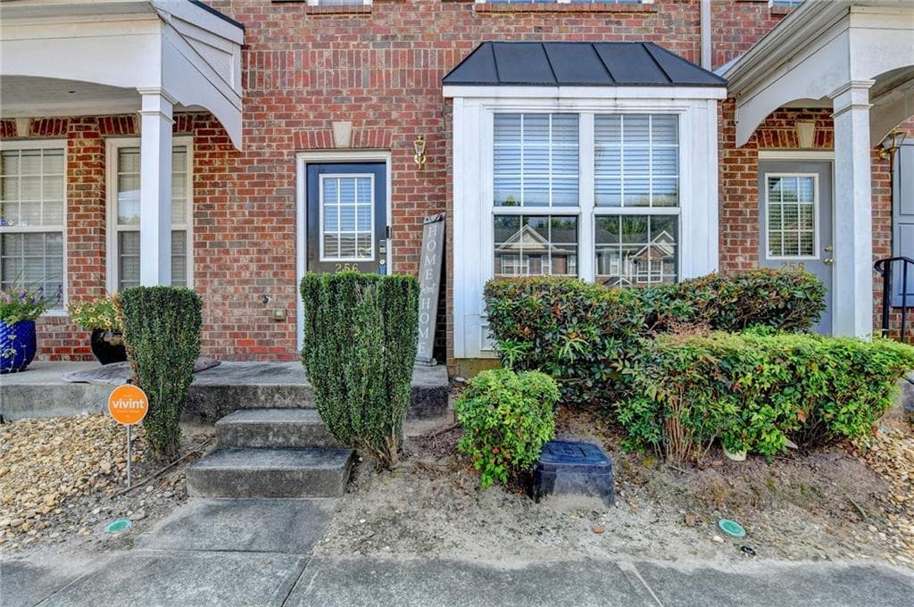 2 bedroom, 3 bathroom, 1,256 sq ft townhouse for sale at 256 Paden Cove Trail, Lawrenceville, GA 30044 — photo 2