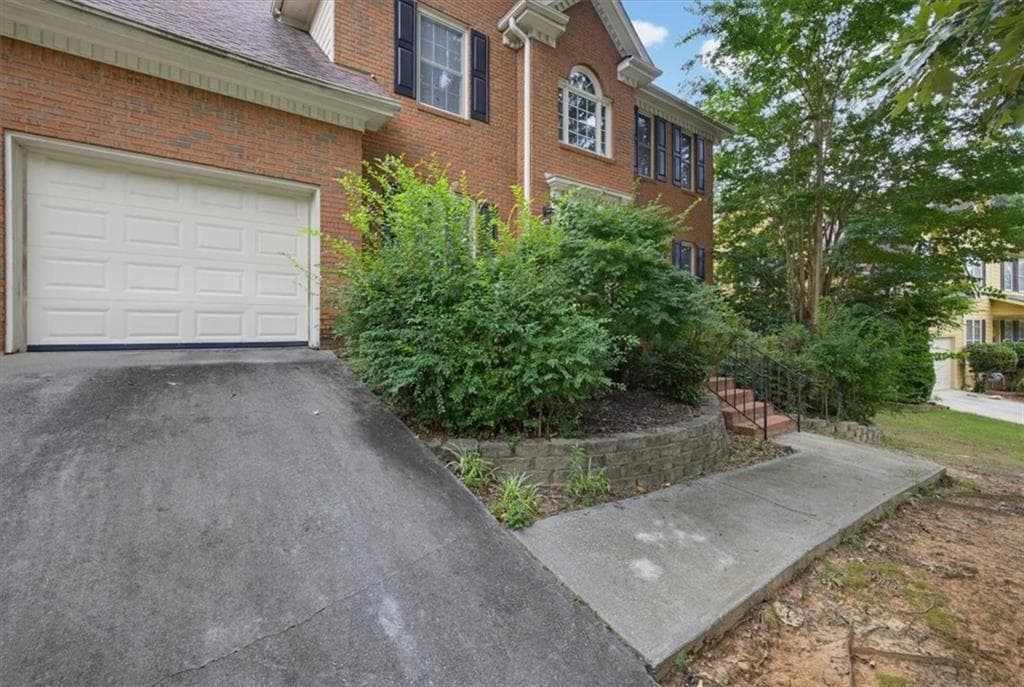 6 bedroom, 3 bathroom, 3,670 sq ft single family residence for sale at 1069 Sunny Field Lane, Lawrenceville, GA 30043 — photo 2