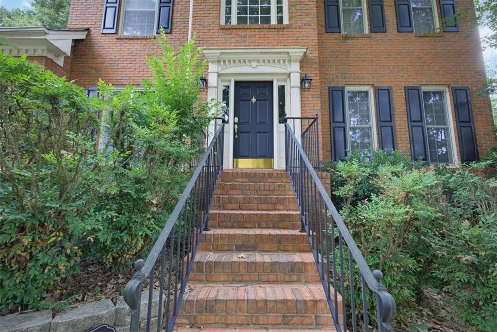6 bedroom, 3 bathroom, 3,670 sq ft single family residence for sale at 1069 Sunny Field Lane, Lawrenceville, GA 30043 — photo 4