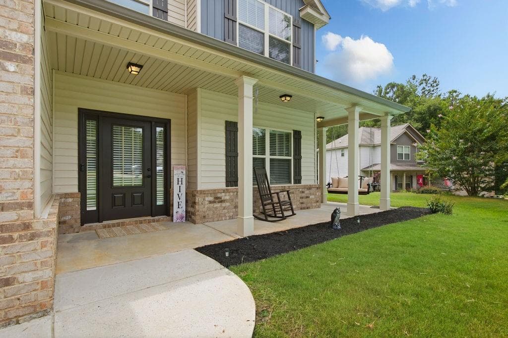 4 bedroom, 3 bathroom, 2,575 sq ft single family residence for sale at 129 Waterford Drive, Jackson, GA 30233 — photo 7