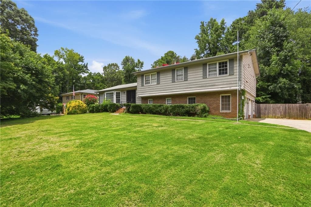4 bedroom, 3 bathroom, 1,786 sq ft single family residence for sale at 3021 Wendwood Drive, Marietta, GA 30062 — photo 2