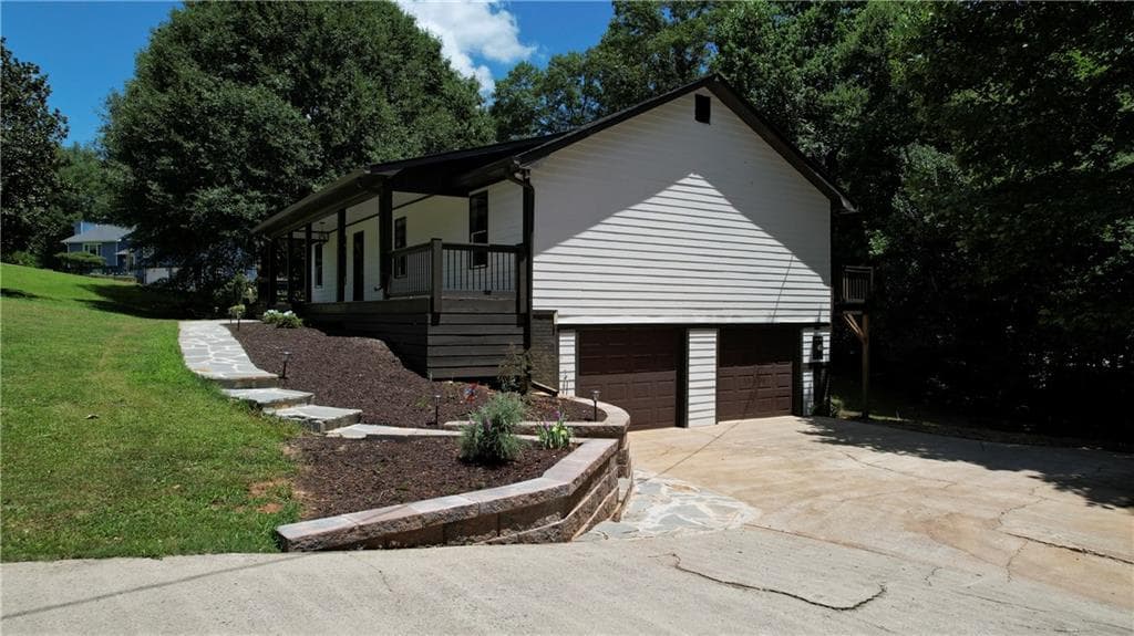 3 bedroom, 2 bathroom, 1,600 sq ft single family residence for sale at 323 Hill Crest Circle, Woodstock, GA 30188 — photo 4