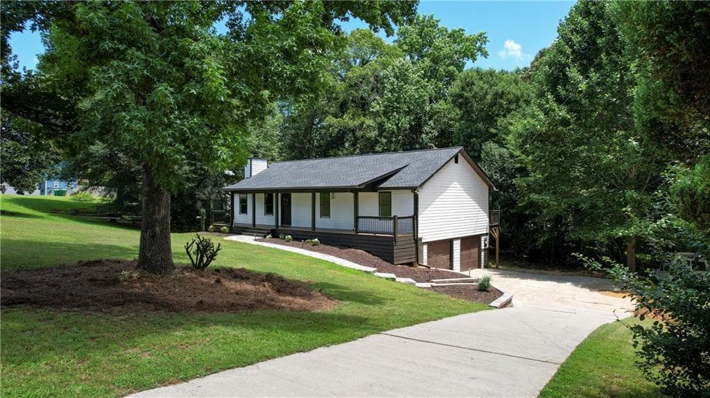 3 bedroom, 2 bathroom, 1,600 sq ft single family residence for sale at 323 Hill Crest Circle, Woodstock, GA 30188 — photo 3