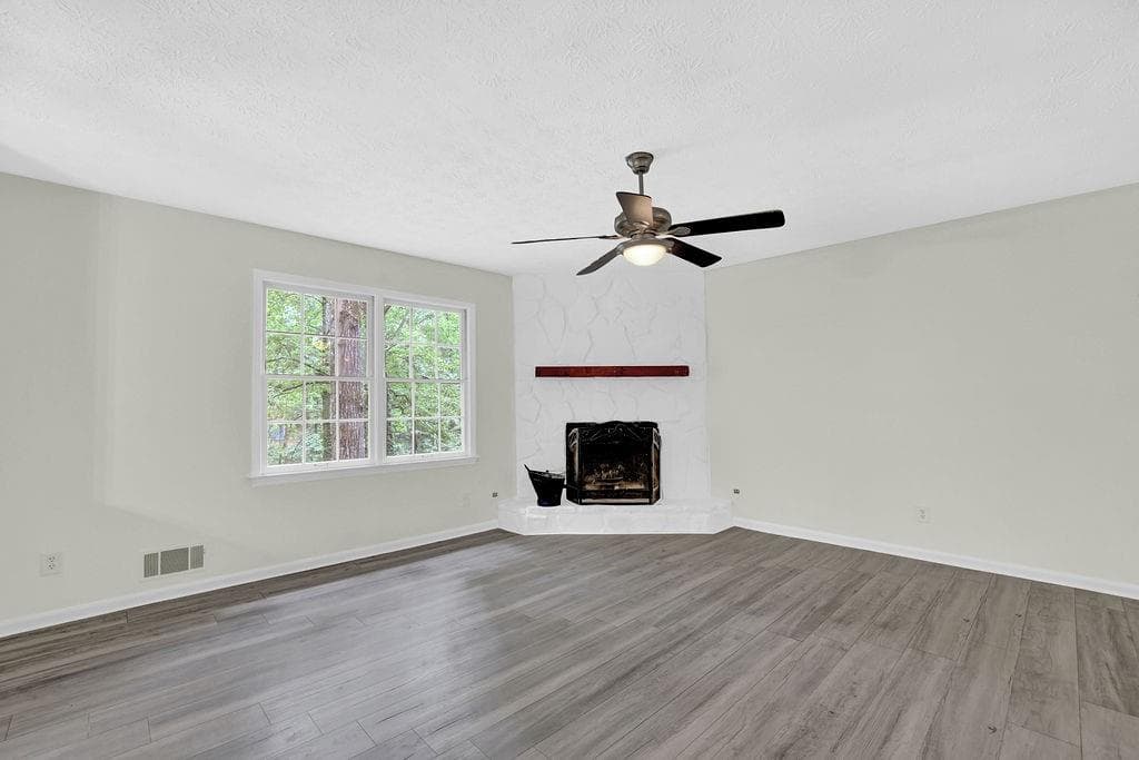 4 bedroom, 2 bathroom, 1,850 sq ft single family residence for sale at 131 Little Brook Drive, Woodstock, GA 30188 — photo 4