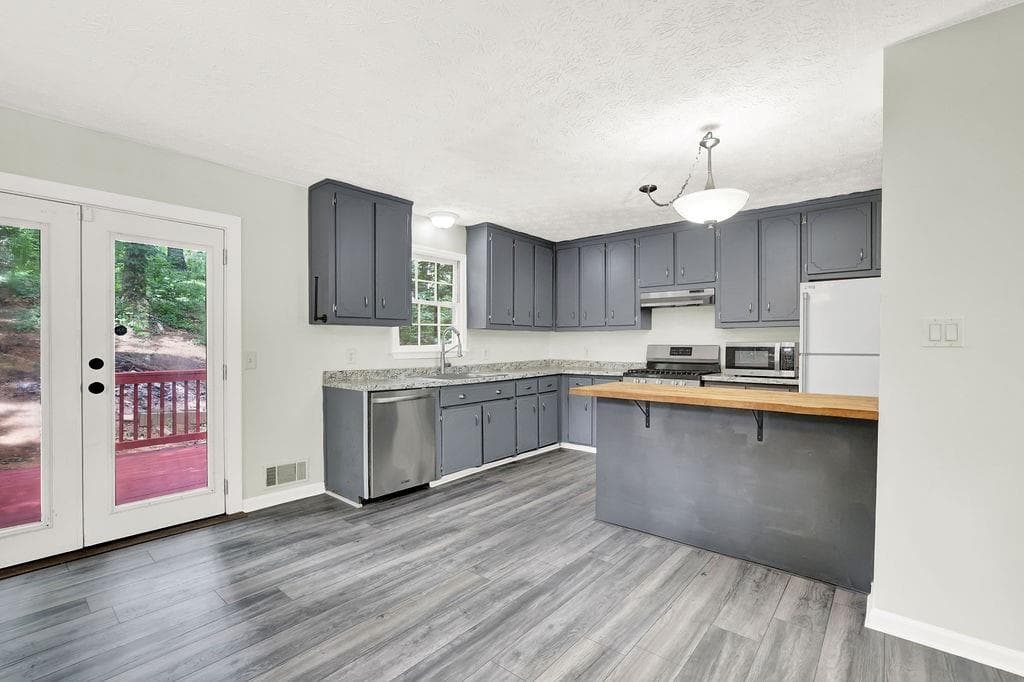 4 bedroom, 2 bathroom, 1,850 sq ft single family residence for sale at 131 Little Brook Drive, Woodstock, GA 30188 — photo 8