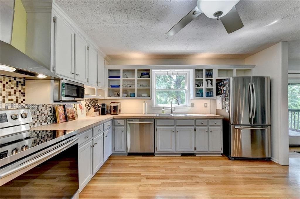 4 bedroom, 3 bathroom, 2,438 sq ft single family residence for sale at 6224 Ivy Springs Drive, Flowery Branch, GA 30542 — photo 2