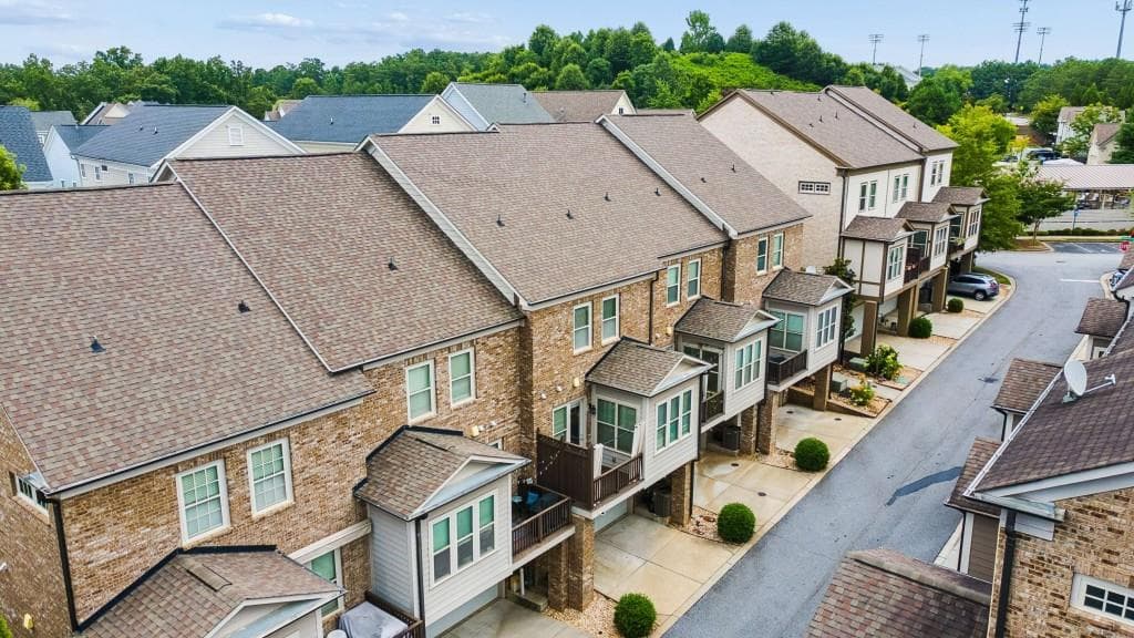 4 bedroom, 4 bathroom, 2,727 sq ft townhouse for sale at 7012 Seneca Court, Roswell, GA 30076 — photo 4