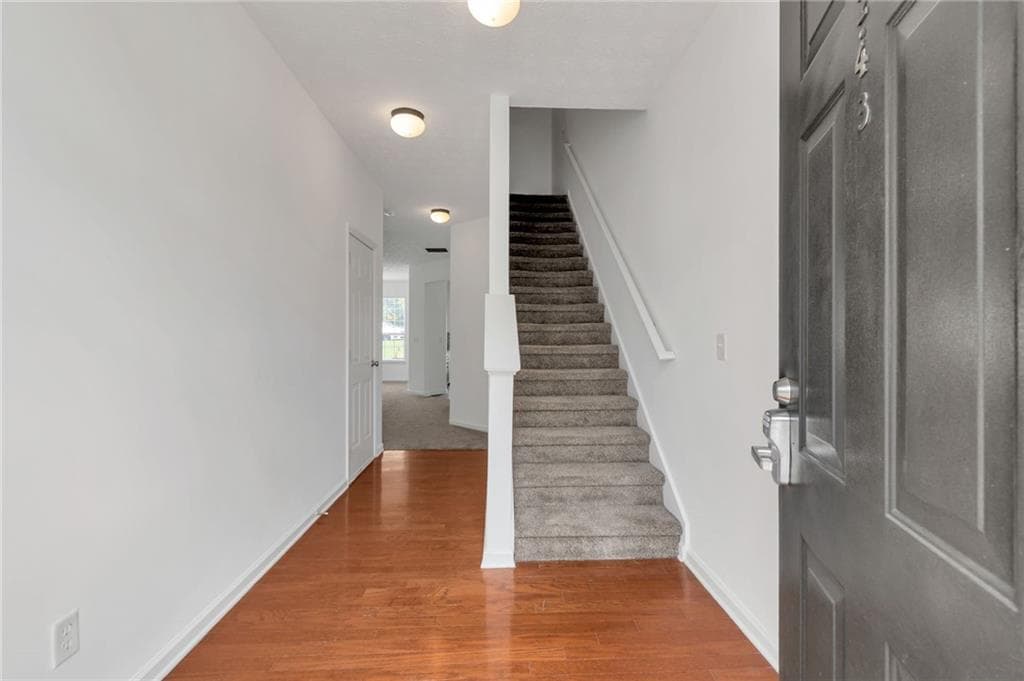 3 bedroom, 3 bathroom, 1,548 sq ft townhouse for sale at 6243 Shoreview Circle, Flowery Branch, GA 30542 — photo 2