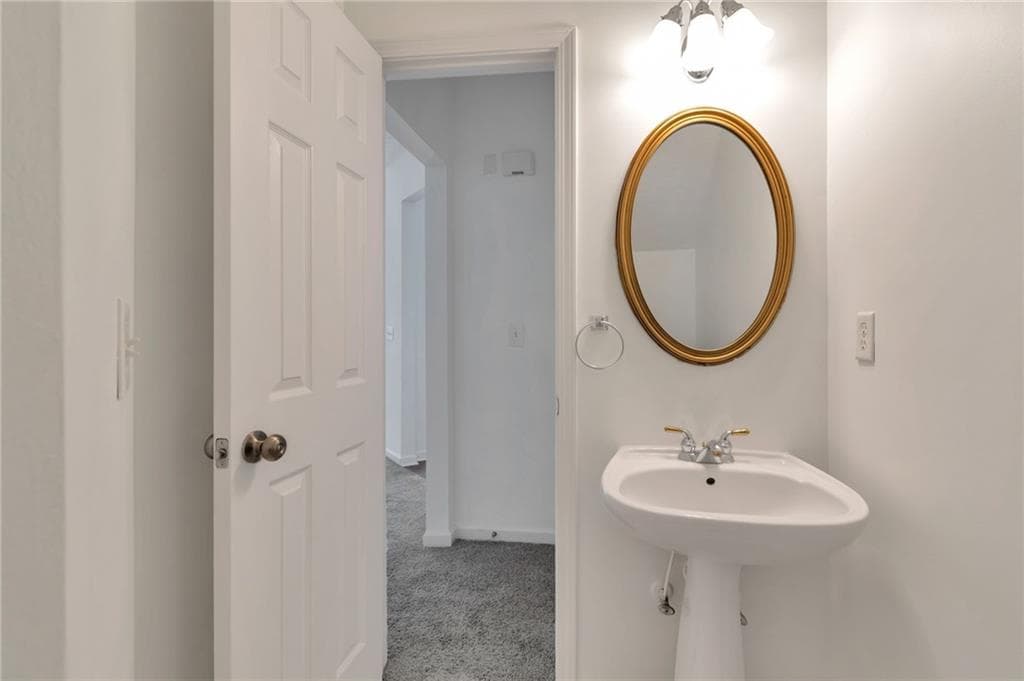 3 bedroom, 3 bathroom, 1,548 sq ft townhouse for sale at 6243 Shoreview Circle, Flowery Branch, GA 30542 — photo 3