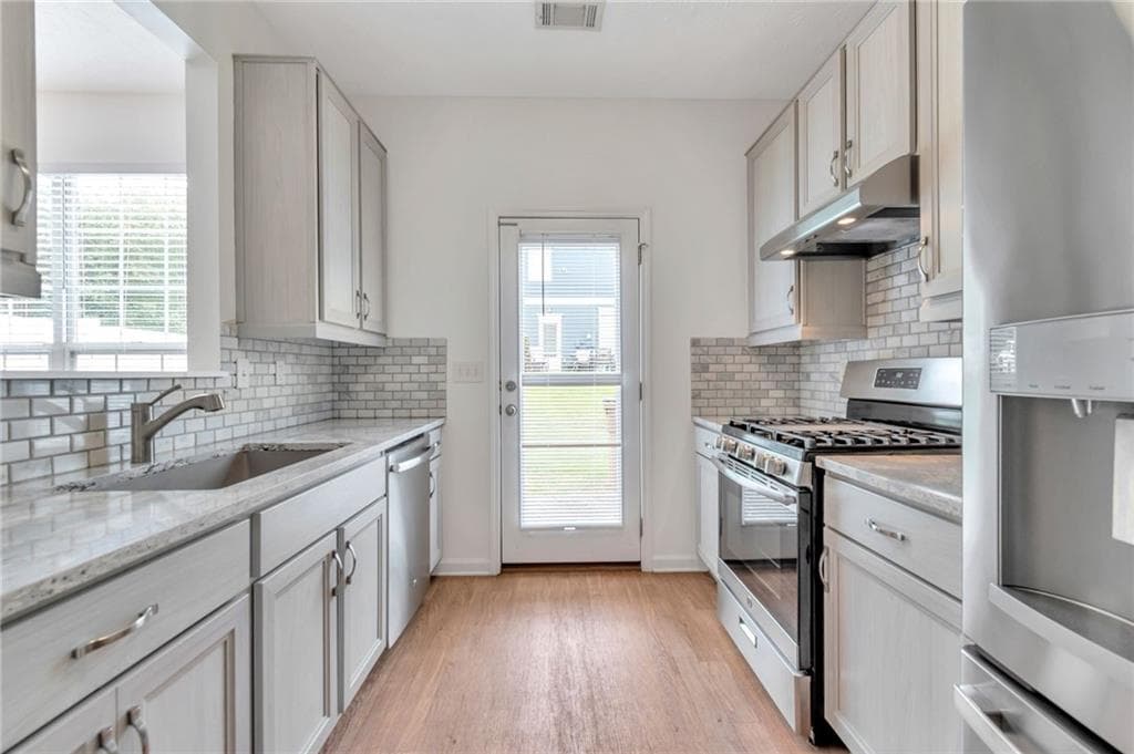 3 bedroom, 3 bathroom, 1,548 sq ft townhouse for sale at 6243 Shoreview Circle, Flowery Branch, GA 30542 — photo 4