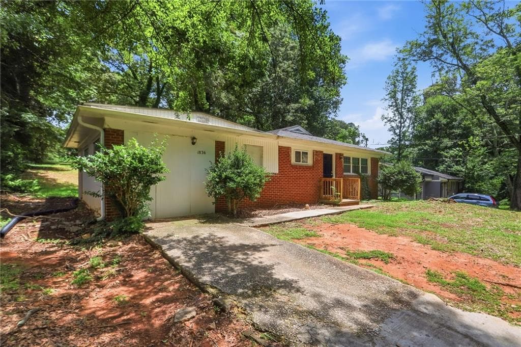 3 bedroom, 1 bathroom, 1,352 sq ft single family residence for sale at 1836 Evans Drive, Atlanta, GA 30310 — photo 2