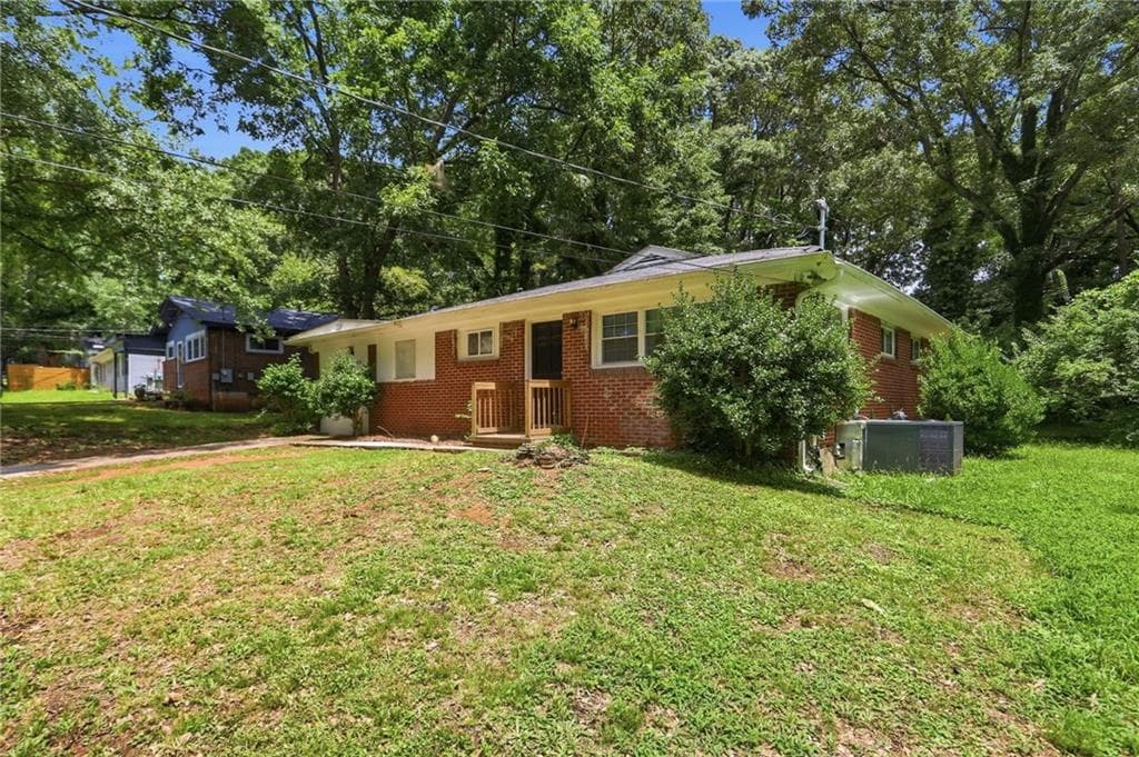 3 bedroom, 1 bathroom, 1,352 sq ft single family residence for sale at 1836 Evans Drive, Atlanta, GA 30310 — photo 3