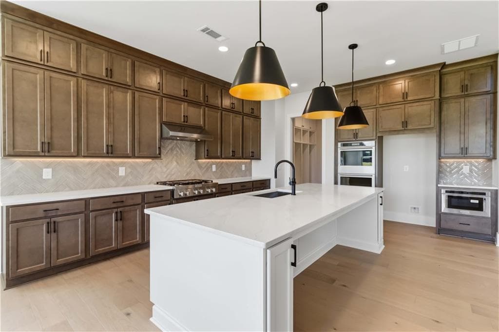 5 bedroom, 6 bathroom, 3,870 sq ft single family residence under contract at 3090 Waterfront Circle, Marietta, GA 30062 — photo 3