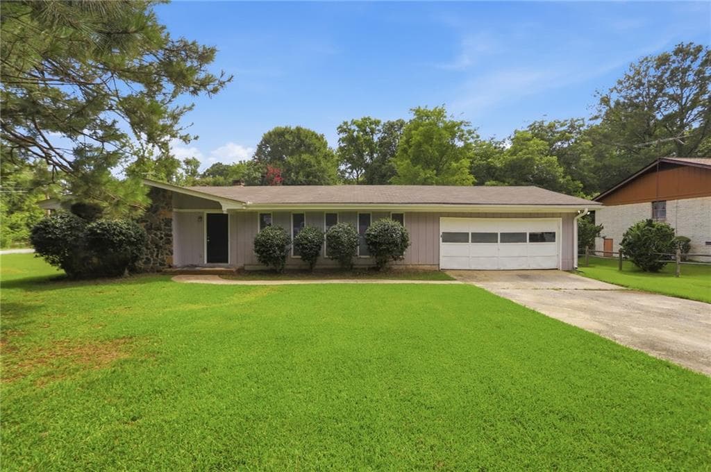 3 bedroom, 2 bathroom, 1,955 sq ft single family residence under contract at 1592 Envoy Place, Riverdale, GA 30296