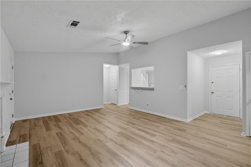 3 bedroom, 2 bathroom, 1,255 sq ft single family residence under contract at 307 Wood Ridge, Peachtree City, GA 30269 — photo 4