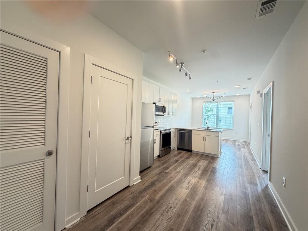 1 bedroom, 1 bathroom, 657 sq ft condominium for sale at 525 Parkway Drive 417, Atlanta, GA 30308 — photo 2