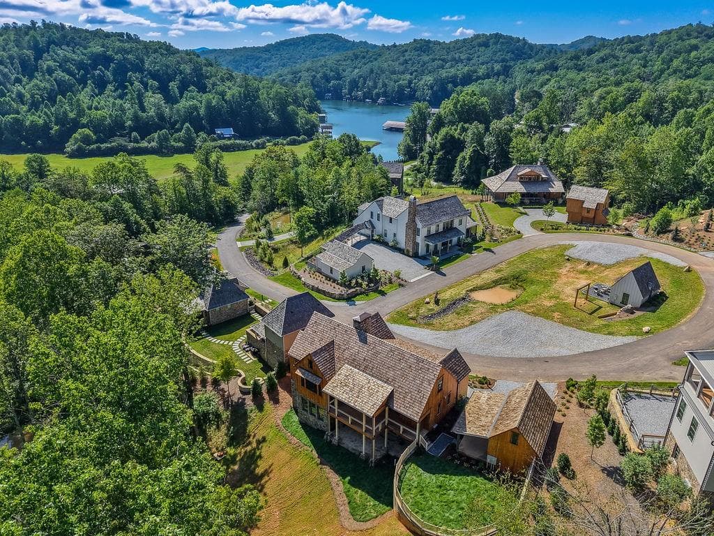 4 bedroom, 5 bathroom, 3,447 sq ft single family residence for sale at 80 Cove View Lane, Clarkesville, GA 30523 — photo 10