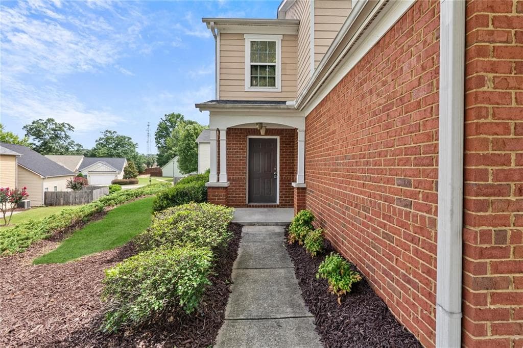 3 bedroom, 3 bathroom, 2,003 sq ft single family residence under contract at 2219 Palomino Lane, Conyers, GA 30012 — photo 3