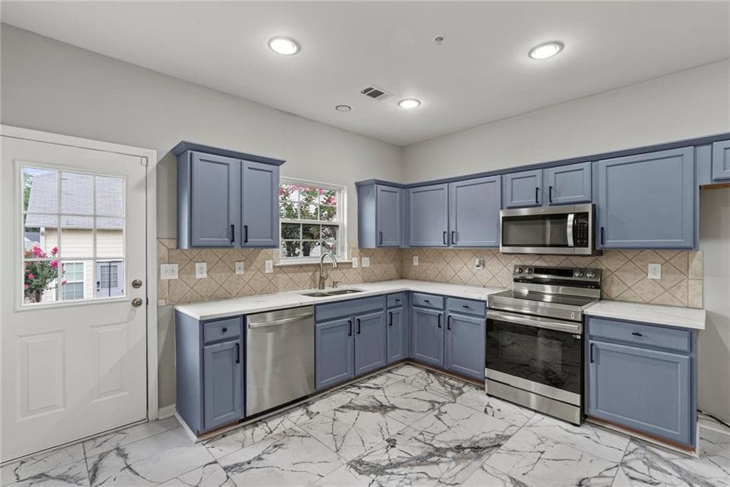 3 bedroom, 3 bathroom, 2,003 sq ft single family residence under contract at 2219 Palomino Lane, Conyers, GA 30012 — photo 9