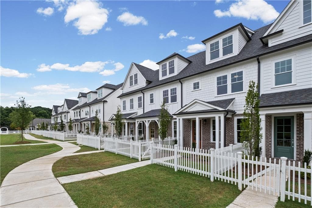 3 bedroom, 3 bathroom, 1,912 sq ft townhouse for sale at 236 Village Overlook L3, Canton, GA 30114 — photo 3