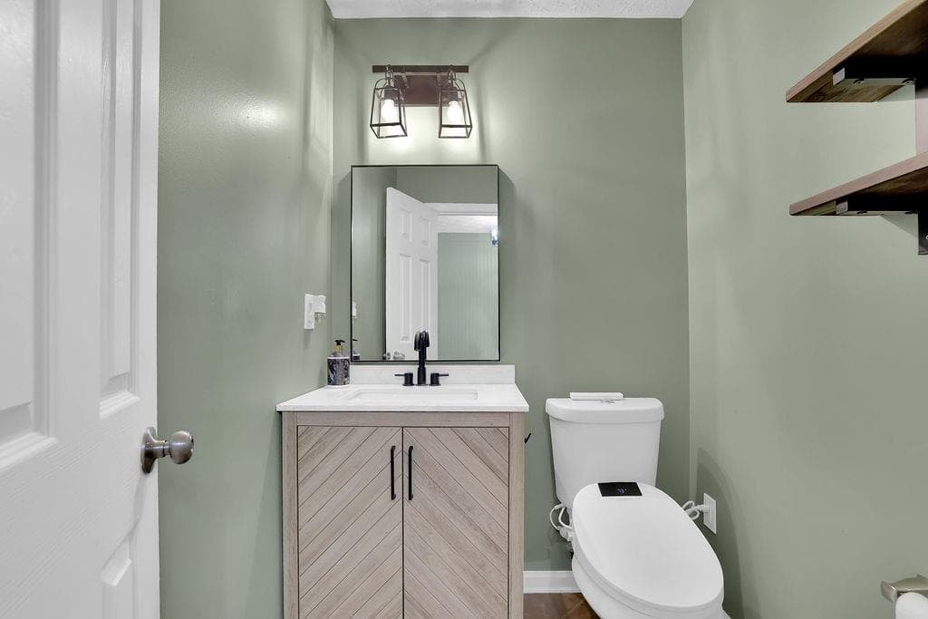 4 bedroom, 3 bathroom, 2,394 sq ft single family residence for sale at 8011 Huntcliff Road, Woodstock, GA 30189 — photo 4
