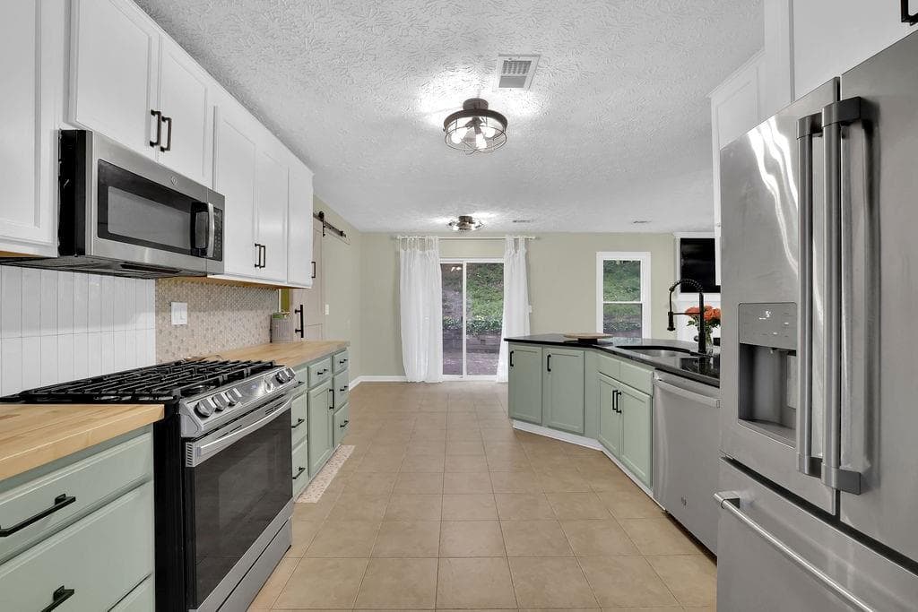 4 bedroom, 3 bathroom, 2,394 sq ft single family residence for sale at 8011 Huntcliff Road, Woodstock, GA 30189 — photo 7