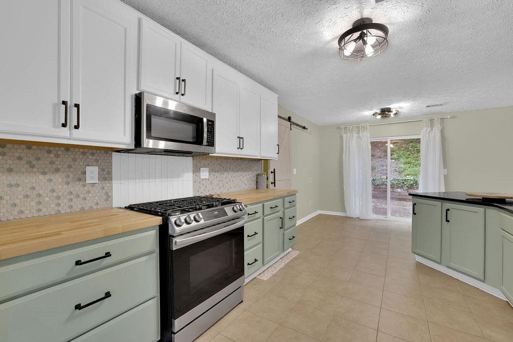 4 bedroom, 3 bathroom, 2,394 sq ft single family residence for sale at 8011 Huntcliff Road, Woodstock, GA 30189 — photo 8