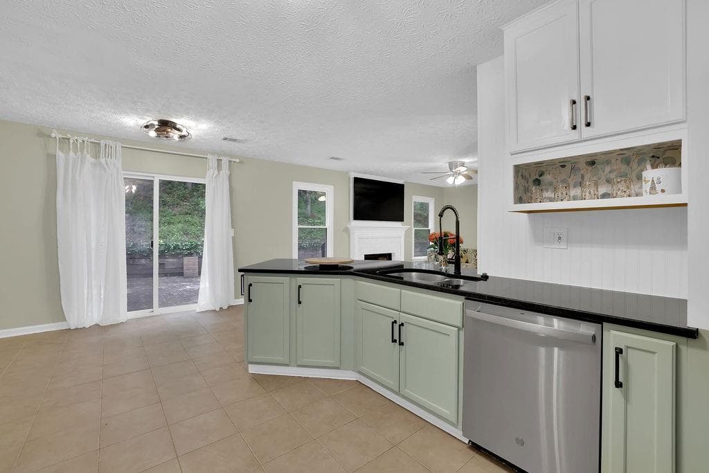 4 bedroom, 3 bathroom, 2,394 sq ft single family residence for sale at 8011 Huntcliff Road, Woodstock, GA 30189 — photo 9