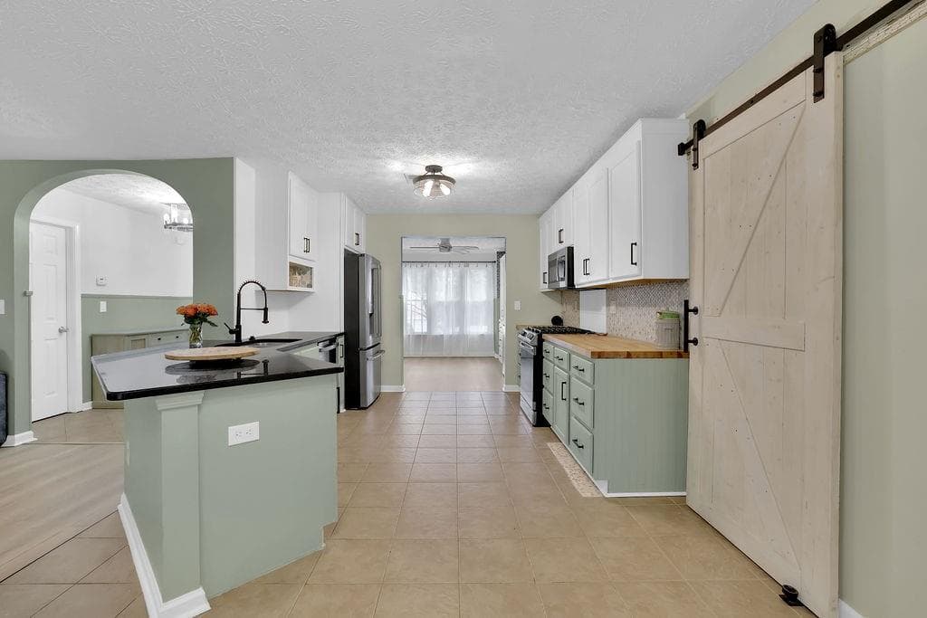 4 bedroom, 3 bathroom, 2,394 sq ft single family residence for sale at 8011 Huntcliff Road, Woodstock, GA 30189 — photo 10