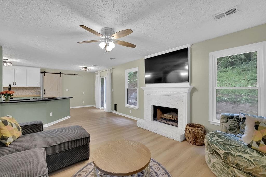 4 bedroom, 3 bathroom, 2,394 sq ft single family residence for sale at 8011 Huntcliff Road, Woodstock, GA 30189 — photo 5
